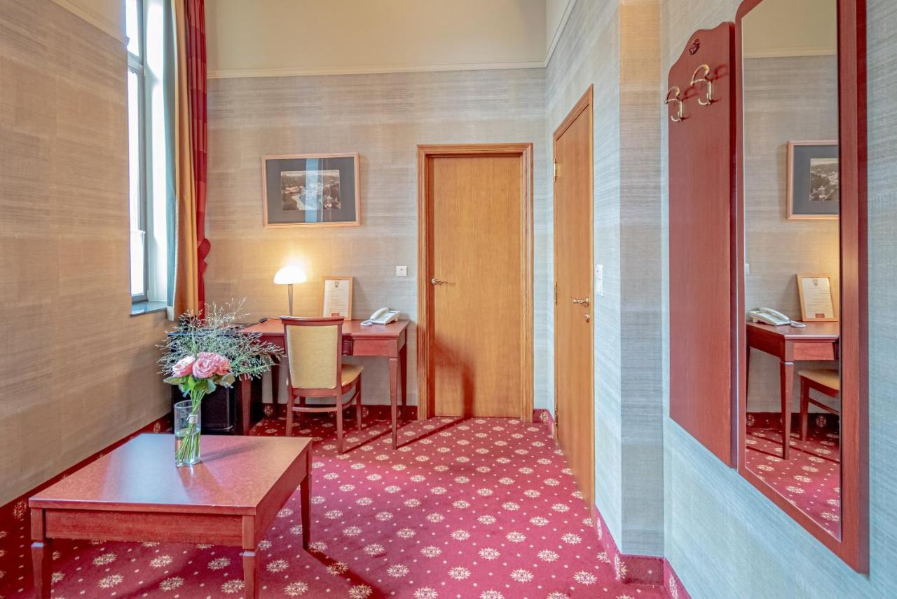Hotel Des Comtes Дюрби Екстериор снимка